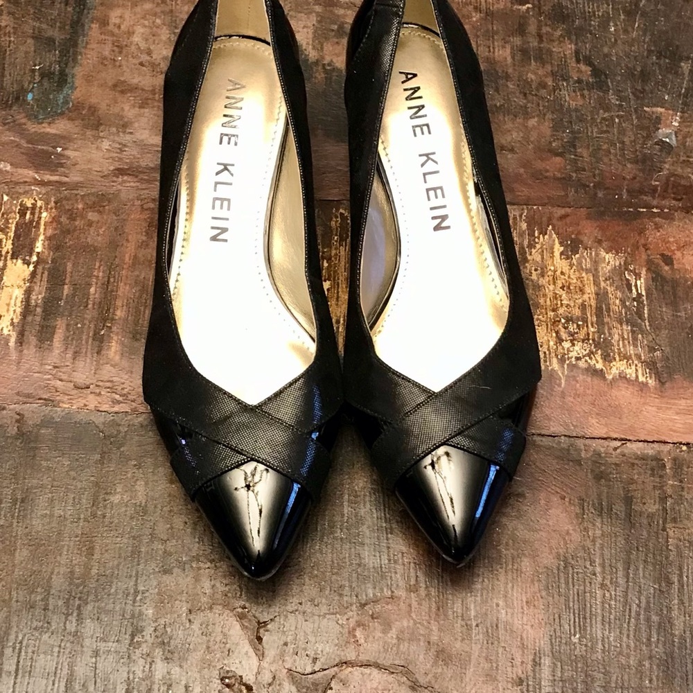 Anne Klein Black Leather Kitten Heel Pump 9 1/2